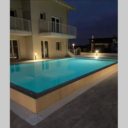 *central Lakeside Apt*swimming Pool & Free Parking Apartment *